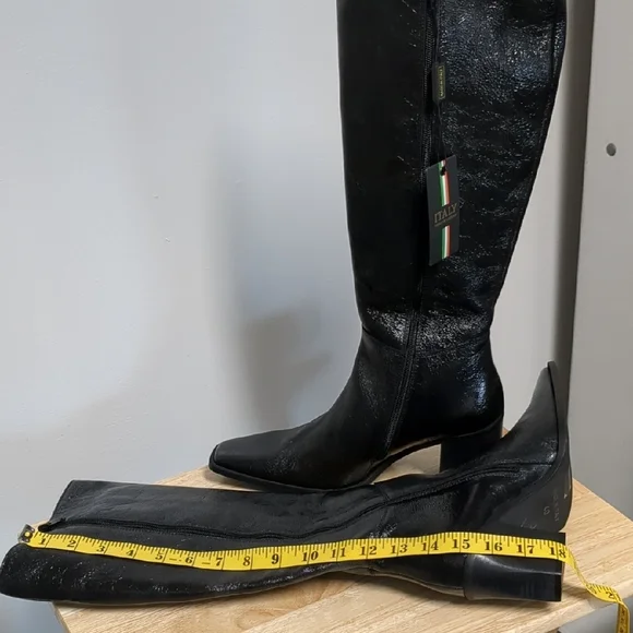 Elegant Black Knee-High Italian Leather Women's Boots - Picture 8 of 9
